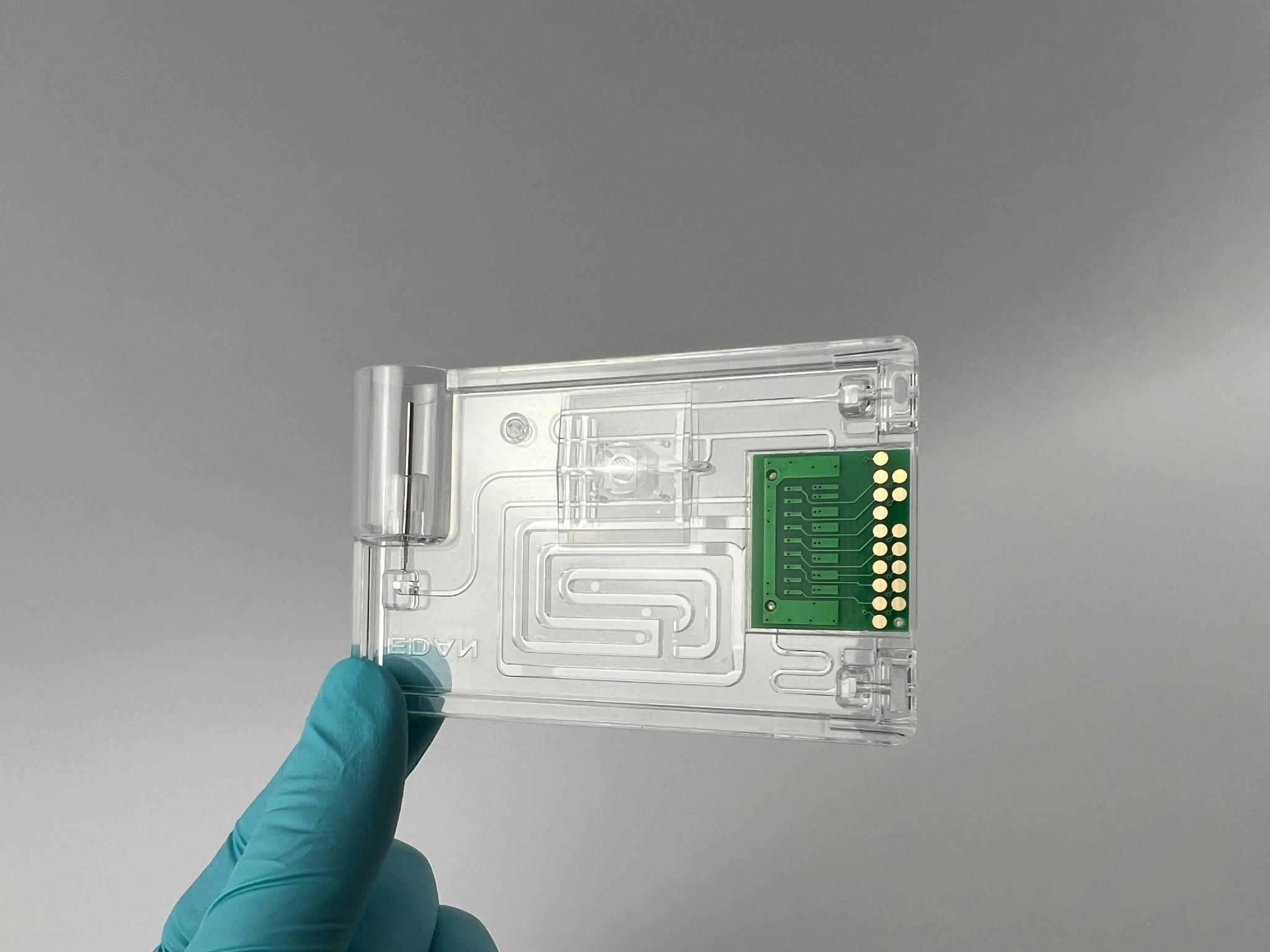 Edan i15 Testgerät in der Hand