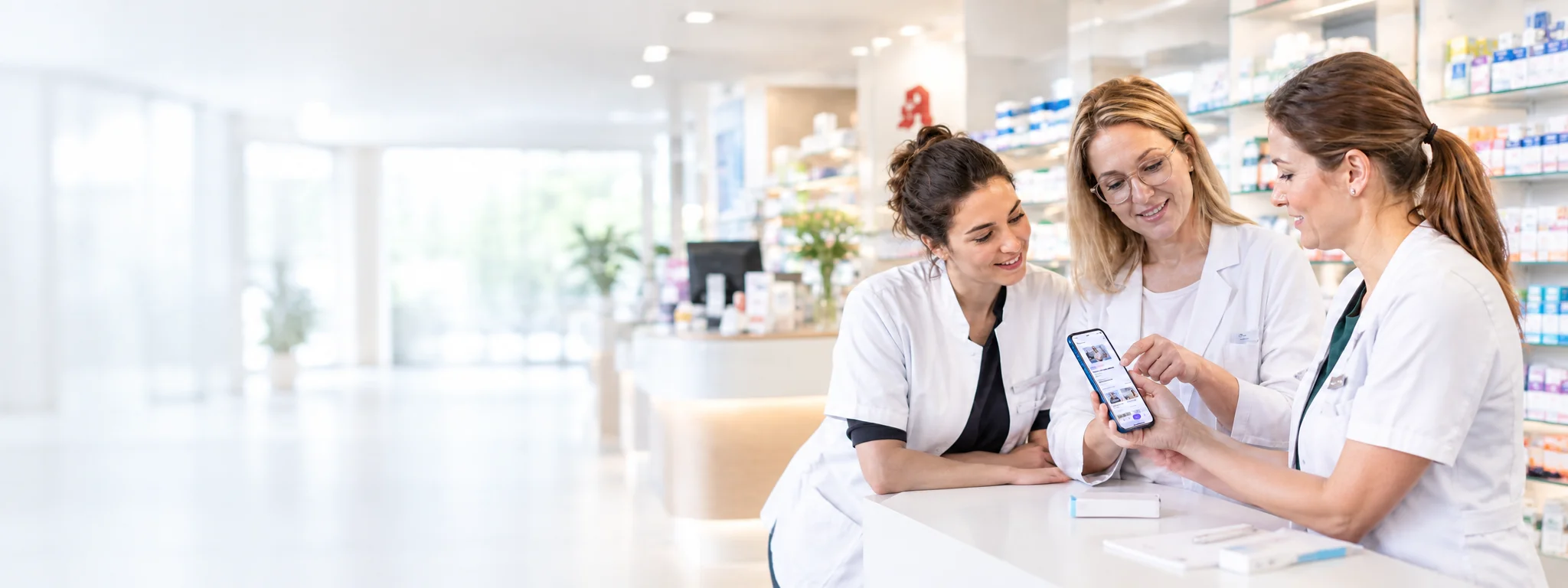 KI-generiertes Bild: Apothekenteam nutzt die uP-App am Handverkaufstisch
